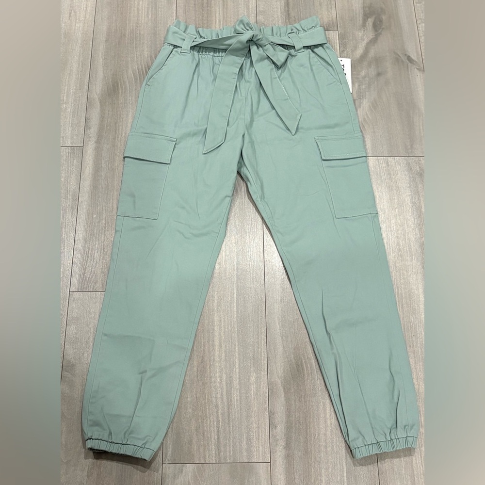 🆕 Refuge Light Green Cargo Pants Size M